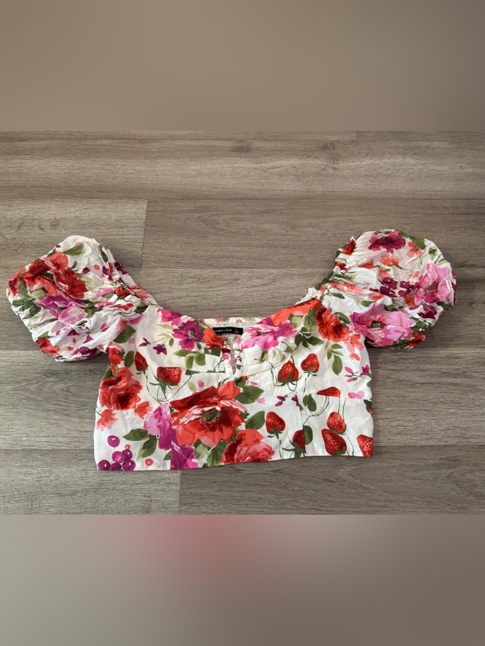 Abercrombie & Fitch Floral Puff-Sleeve Crop Top - Flowers & Strawberries ๐